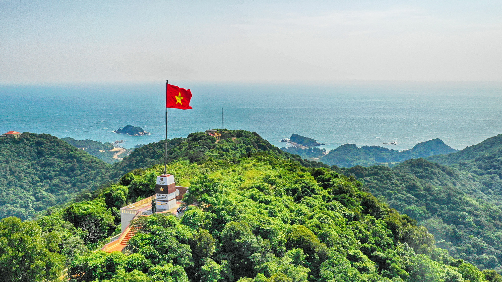 Cột cờ đảo Trần là công trình mang trong mình sức mạnh của thế hệ trẻ Quảng Ninh, vẫn hiên ngang giữa sóng gió biển Đông.