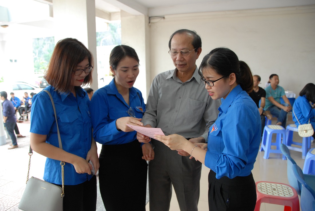 Đồng chí Vũ Xuân Phú, Phó Bí thư Đảng ủy Khối các cơ quan tỉnh, hỏi thăm các ĐVTN tham gia hiến máu tại ngày hội Thanh niên 2018.