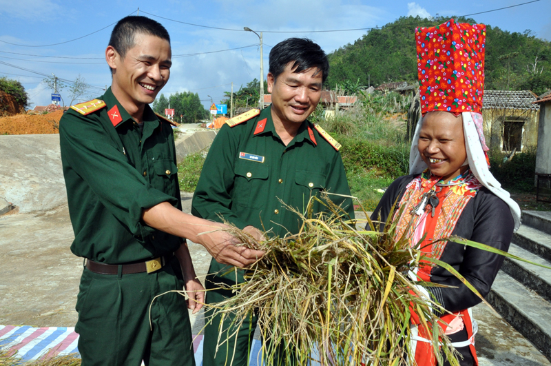 Các đơn vị Quân đội đóng quân trên địa bàn huyện Bình Liêu phối hợp hướng dẫn bà con bản Phật Chỉ, xã Đồng Văn kỹ thuật canh tác lúa nước
