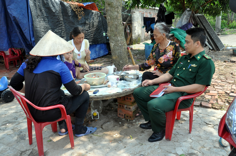 Cán bộ Đồn Biên phòng Trà Cổ nắm tình hình an ninh trật tự vùng đồng bào giáo dân phường Trà Cổ (TP Móng Cái) 