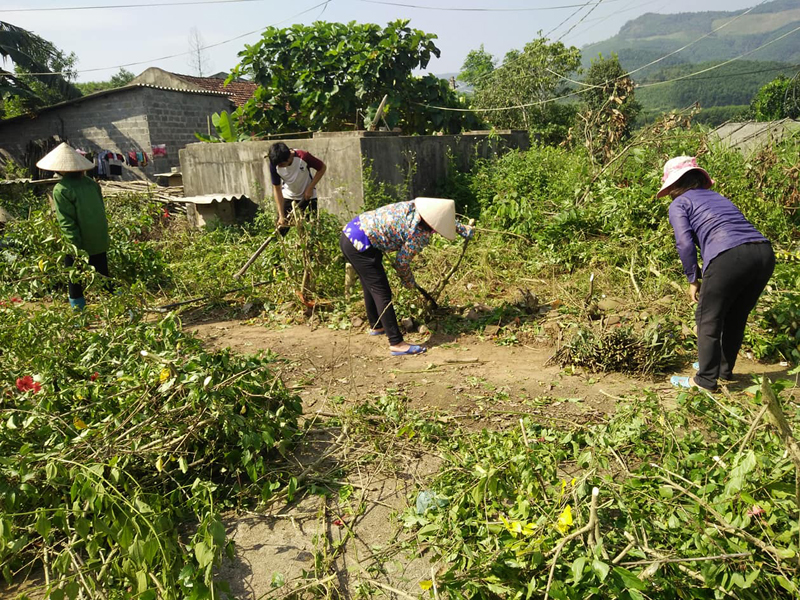 Nhân dân xã Thanh Sơn (Ba Chẽ) triển khai vệ sinh môi trường, trồng hoa ở nhà văn hóa thôn Khe Pụt Ngoài và một số điểm đường trục nội thôn.