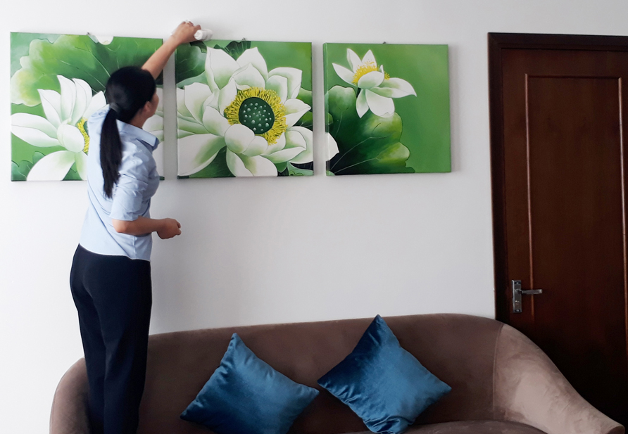 Chị Bùi Thị Thành giám sát bộ phận buồng phòng thường xuyên lau những bức tranh.