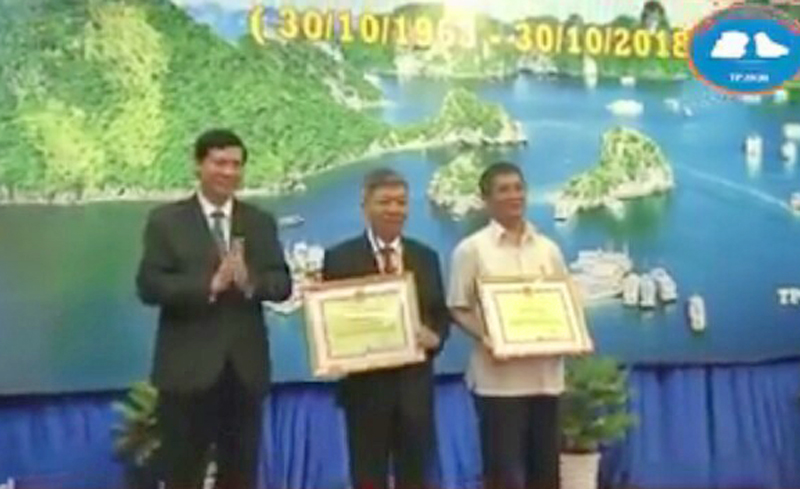 Đồng chí Nguyễn Đức Long, Chủ tịch UBND tỉnh trao bằng khen của UBND tỉnh cho một số hội viên của Hội đồng hương tỉnh Quảng Ninh tại TP Hồ Chí Minh có thành tích xuất sắc trong đóng góp xây dựng tỉnh Quảng Ninh thời gian qua.