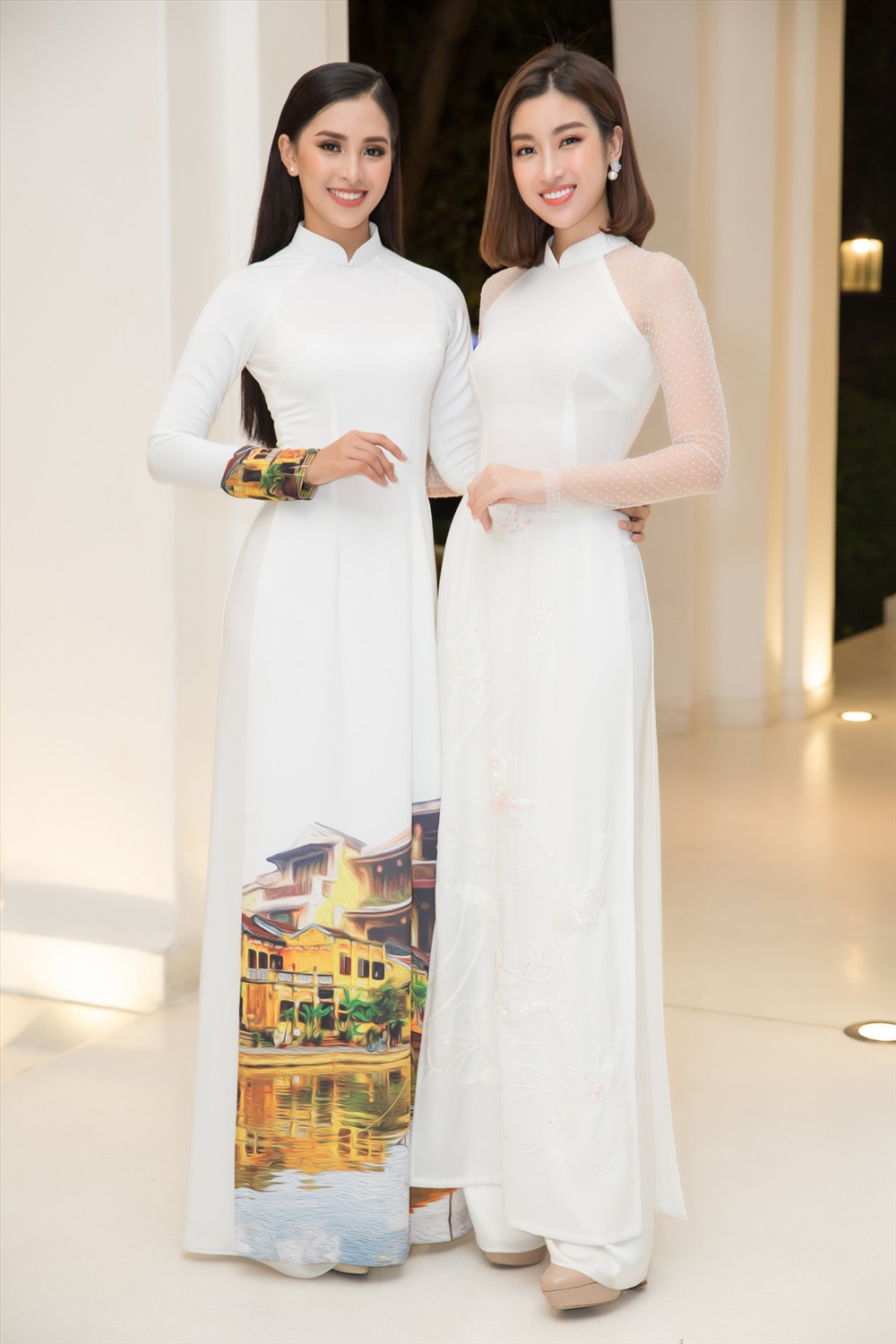 Đây cũng là lần đầu tiên Hoa hậu Mỹ Linh và Tiểu Vy cùng xuất hiện trong một sự kiện văn hoá ý nghĩa dù trước đó thường xuyên làm việc và gặp gỡ nhau. Ảnh: Hải Nguyễn.