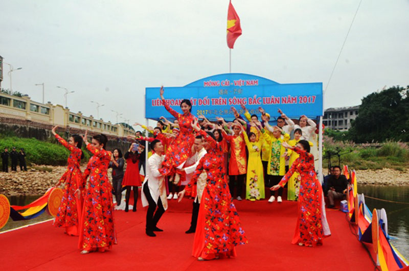 Hát đối trên sông biên giới là một trong những hoạt động thường xuyên trong khuôn khổ Hội chợ Thương mại, du lịch quốc tế Trung-Việt