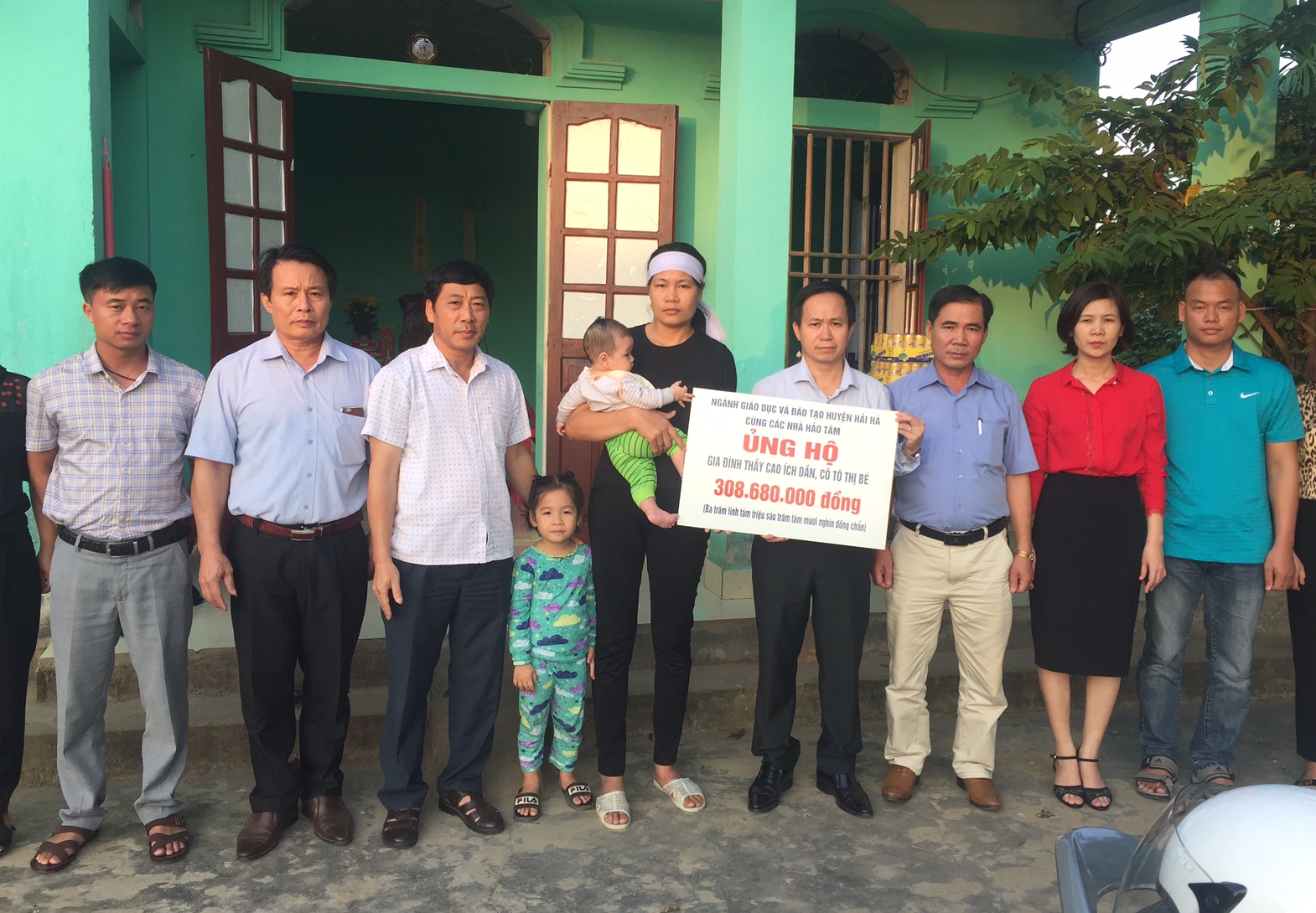 Phòng GD-ĐT huyện Hải Hà cùng các nhà hảo tâm trao hơn 300 triệu đồng cho chị Tô Thị Bé.