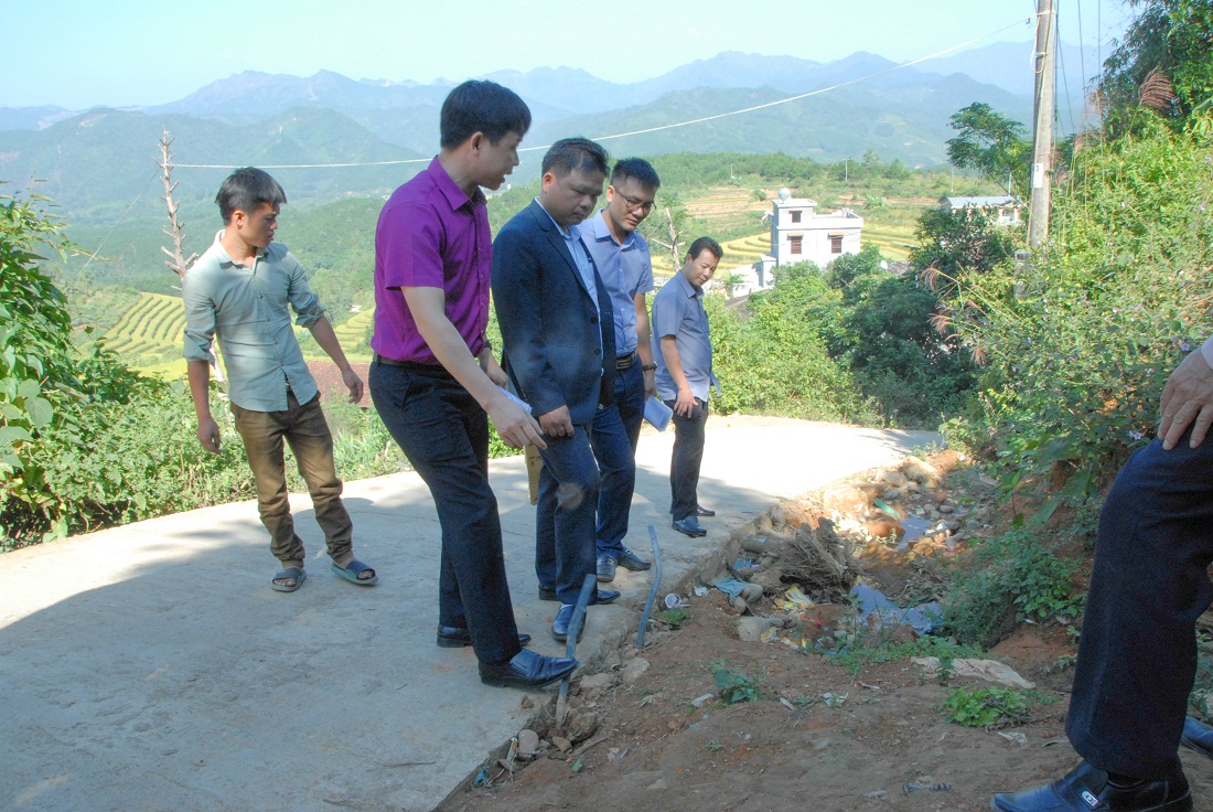 Đoàn khảo sát chất lượng công trình đường nội thôn và hệ thông nước sinh hoạt tại thôn Cao Thắng, xã Lục Hồn