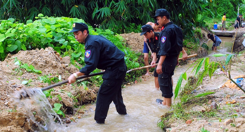 Thiếu tá Thiện cùng đồng đội, giúp dân khắc phục hậu quả sau mưa lũ.