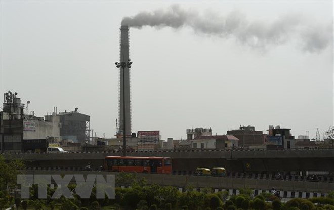 Khói ô nhiễm bốc lên từ nhà máy nhiệt điện Badarpur, thủ đô New Delhi, Ấn Độ. (Nguồn: AFP/TTXVN)