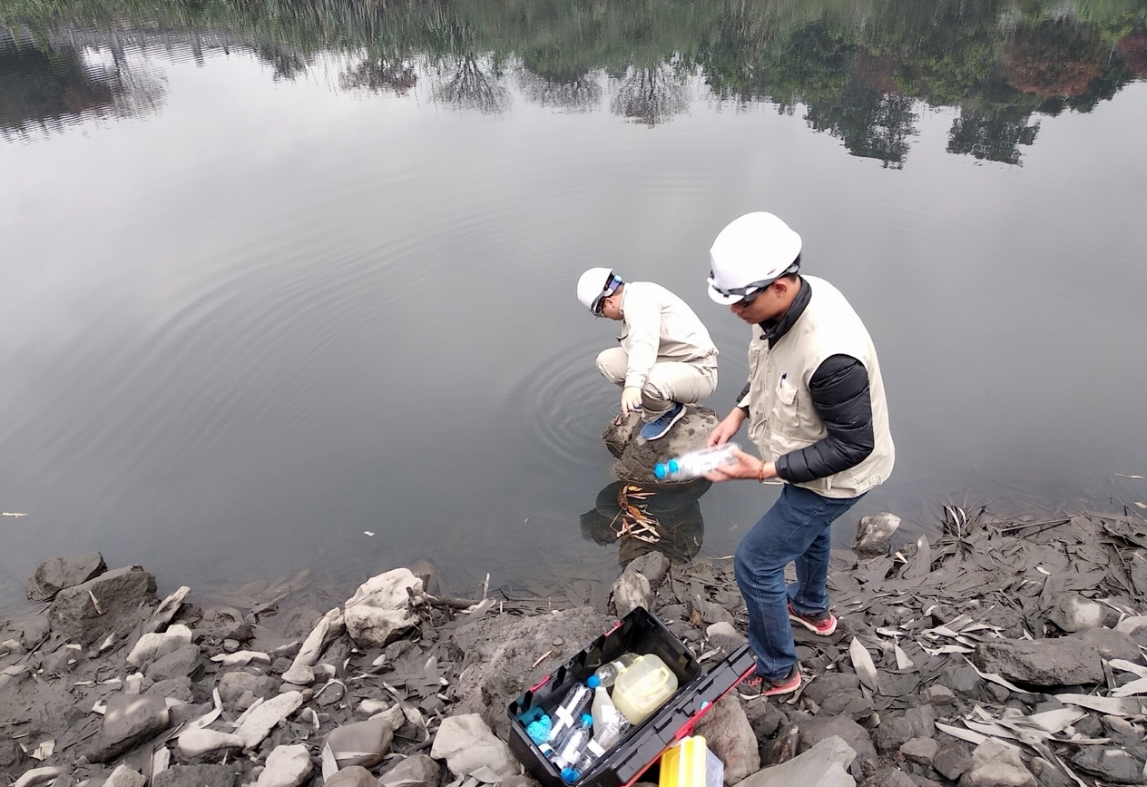 Cán bộ Trung tâm quan trắc môi trường (Sở TN&MT) lấy mẫu nước sông Diễn Vọng xeed xét nghiệm các chỉ số đảm bảo môi trường