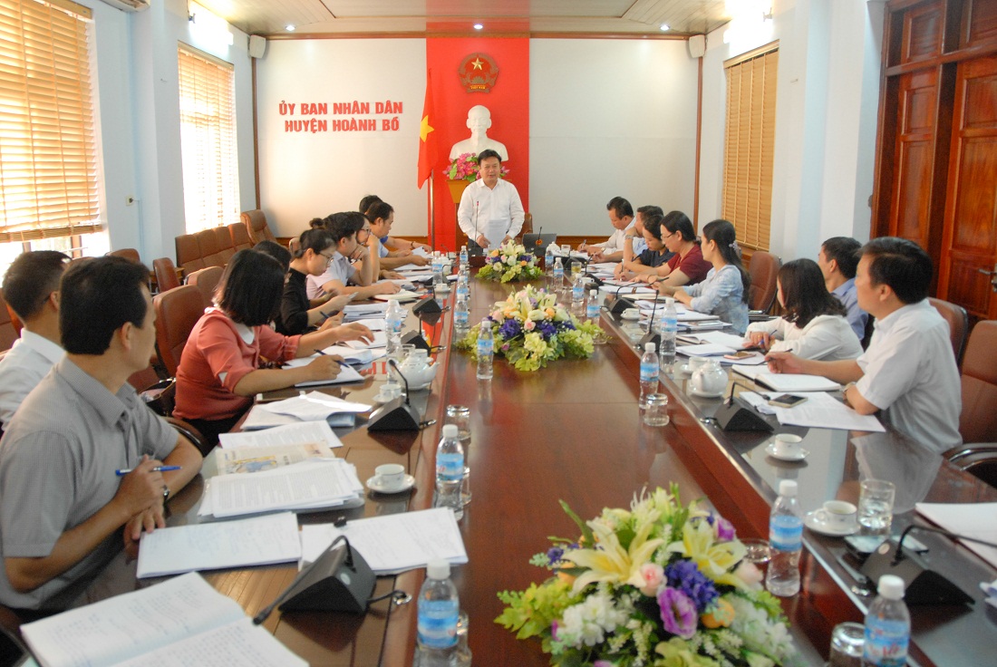 Đồng chí Nguyễn Đức Thanh, Phó Chủ tịch H ĐND tỉnh, chủ trì buổi giám sát tại UBND huyện Hoành Bồ.