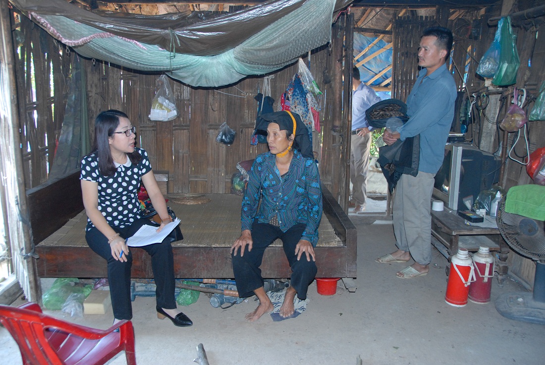 Đoàn khảo sát nắm tình hình hỗ trợ hộ nghèo phát triển sản xuất tại xã Tân Dân.