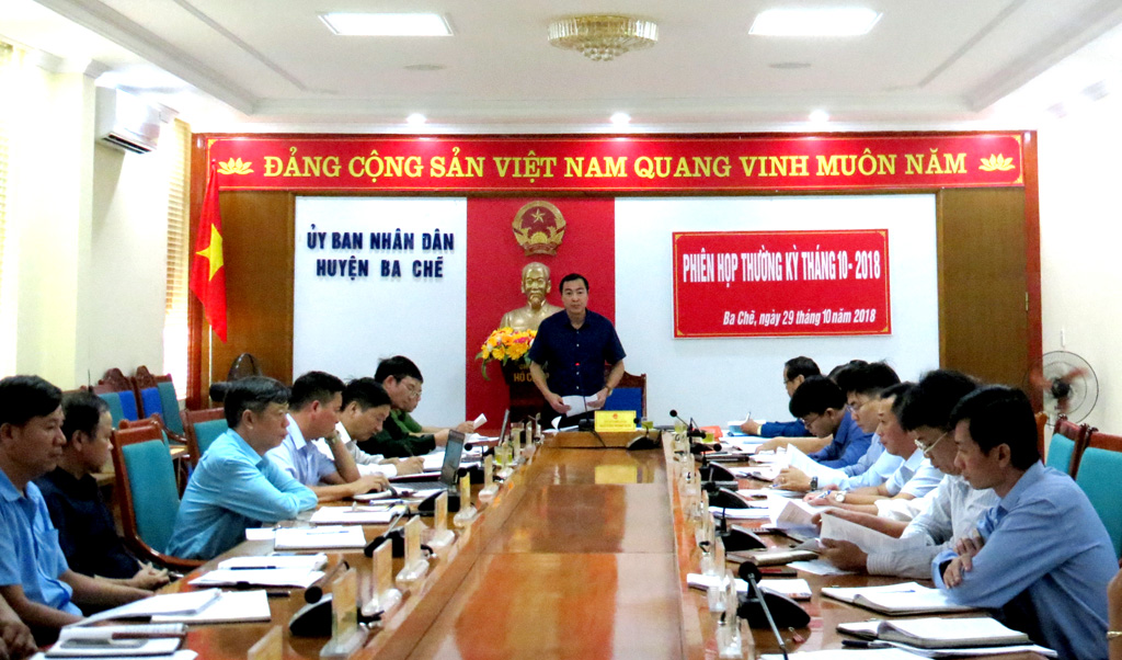 Đồng chí Nguyễn Minh Sơn, Phó Bí thư Huyện ủy, Chủ tịch UBND huyện, chủ trì hội nghị thường kỳ UBND huyện tháng 10. Ảnh: Bình Minh (Trung tâm TT-VH Ba Chẽ)