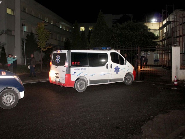 Chiếc xe cứu thương chở thi thể của ông Kostandinos Kacifa ở Tirana ngày 20/10. (Nguồn: LSA)