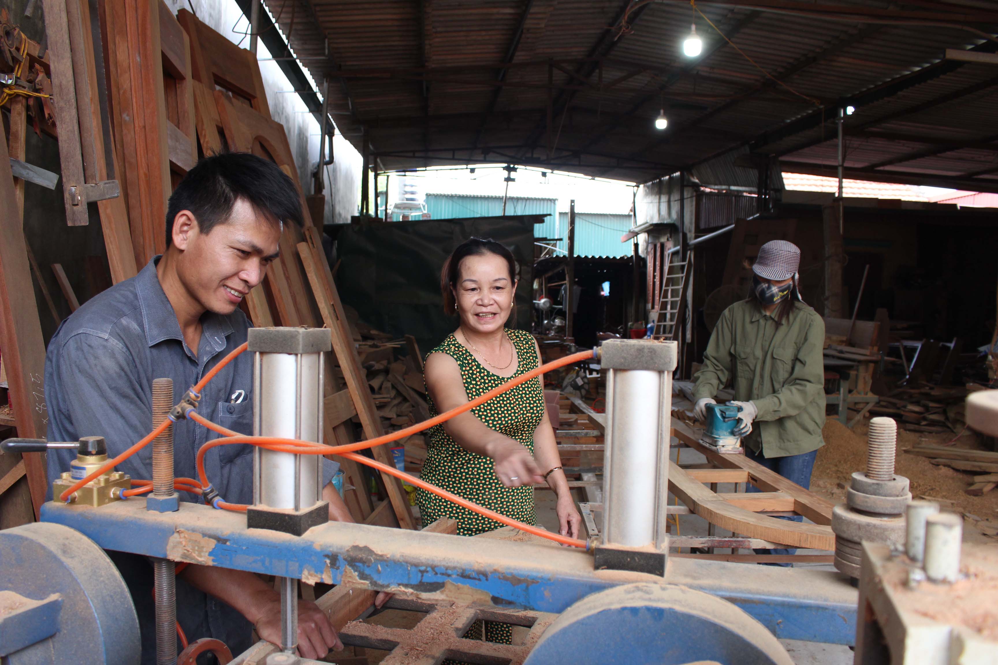 Bà Nguyễn Thị Thoa, khu Đống Vông, phường Cộng Hòa, TX Quảng Yên thường xuyên trao đổi, hướng dẫn kinh nghiệm cho người lao động tại xưởng sản xuất của gia đình.