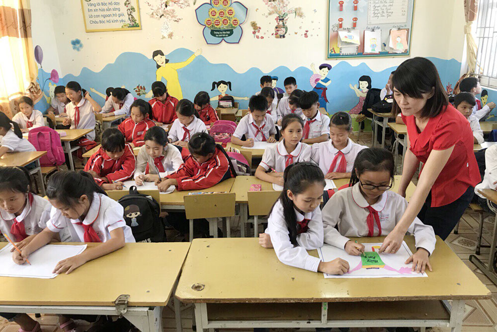 Học sinh Trường Tiểu học Hải Đông, TP Móng Cái vẽ tranh hướng ứng Cuộc thi Ý tưởng trẻ thơ.