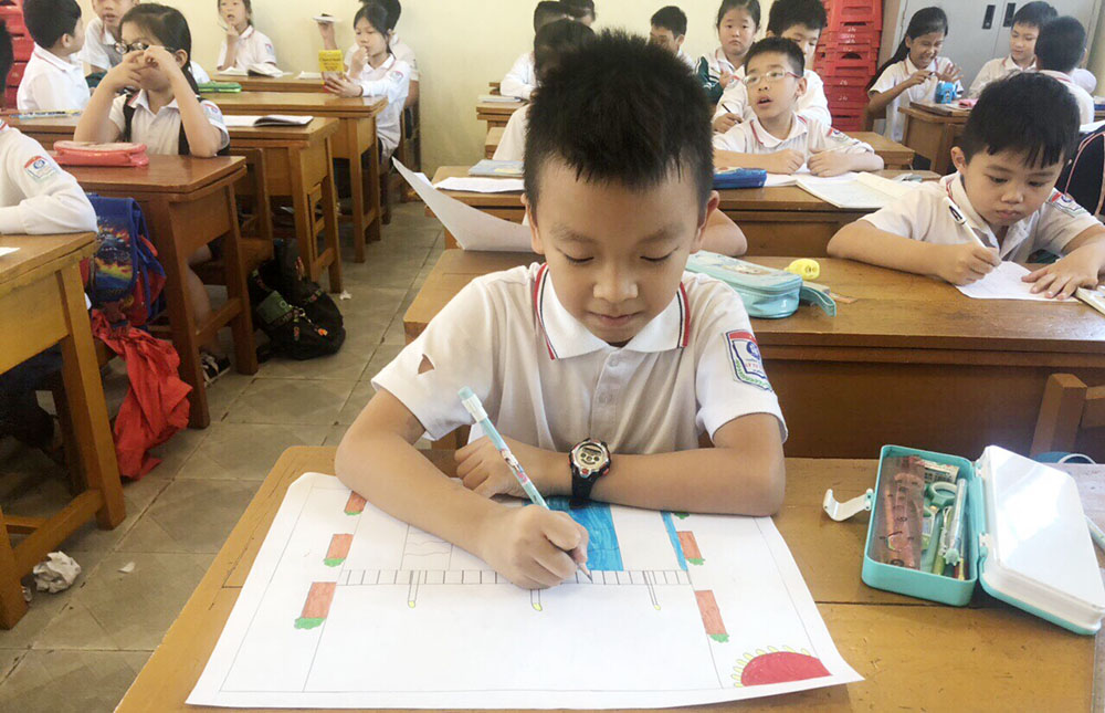 Học sinh Trường Tiểu học Lý Thường Kiệt, TP Móng Cái vẽ tranh hưởng ứng Cuộc thi Ý tưởng trẻ thơ.