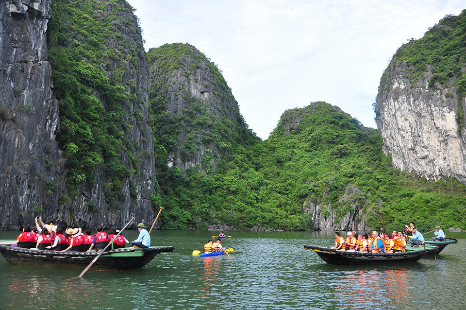 Khách du lịch ngồi thuyền tham quan hang Luồn, Vịnh Hạ Long.