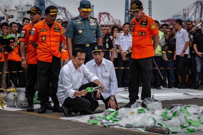 Tổng thống Indonesia Joko Widodo có mặt tại cảng Jakarta, nơi đặt trụ sở điều hành chiến dịch tìm kiếm. Ảnh: Getty