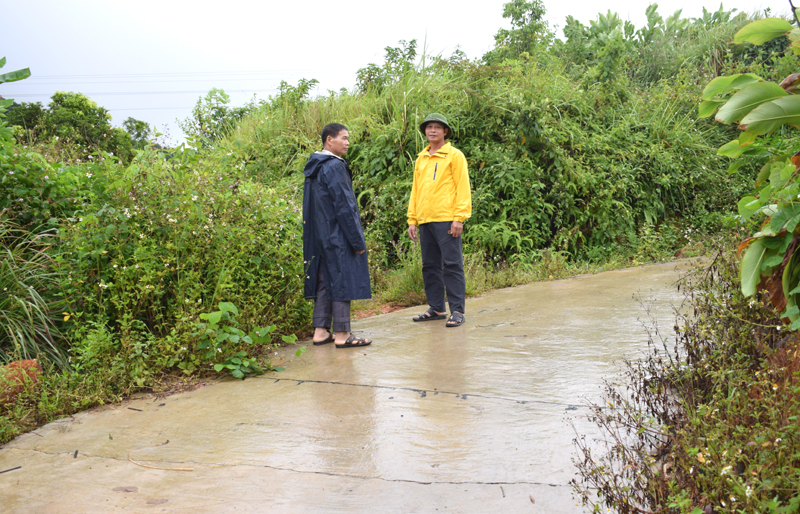 CCB Hùng (bên phải) đang bàn bạc cùng cán bộ xã Tình Húc để xây dựng nghĩa trang chung hợp vệ sinh môi trường