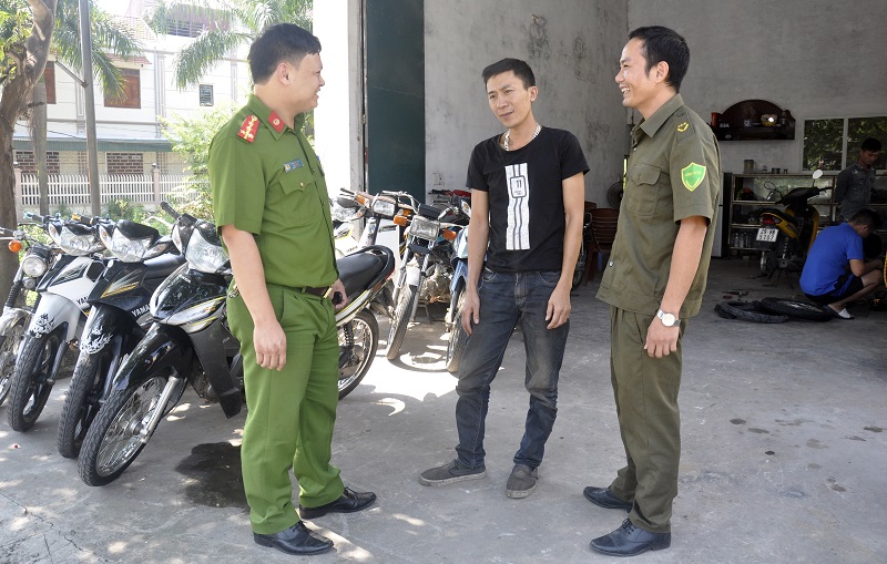 Công an TX cùng Công an xã Tân Việt thăm hỏi, động viên, khích lệ người thực hiện xong án phạt tù trở về địa phương tích cực tham gia lao động, hoạt động xã hội, ổn định cuộc sống và đảm bảo ANTT. 