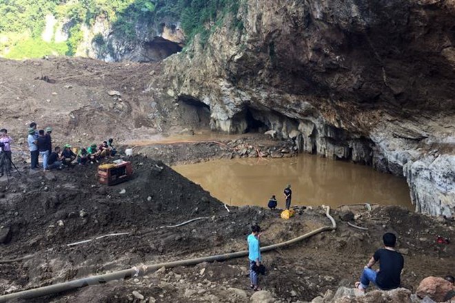 Hiện trường vụ sập hầm khai thác vàng làm hai người vẫn còn bị mất tích. (Ảnh: Thanh Hải/TTXVN)