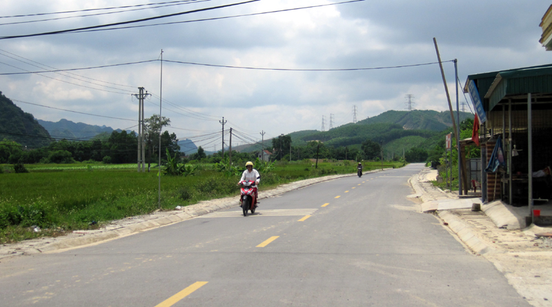 Kết cấu hạ tầng giao thông của huyện Hoành Bồ đã và đang được hoàn thiện góp phần tạo mối liên kết vững chắc trong thế trận phòng thủ ở địa phương. Ảnh: Quang Minh