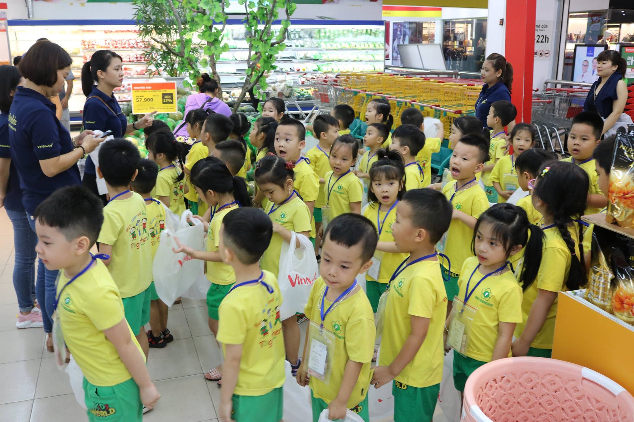 Trẻ 5 tuổi Trường Mầm non Family, TP Hạ Long đi tham quan ở siêu thị Vinmart, Vincom Hạ Long.