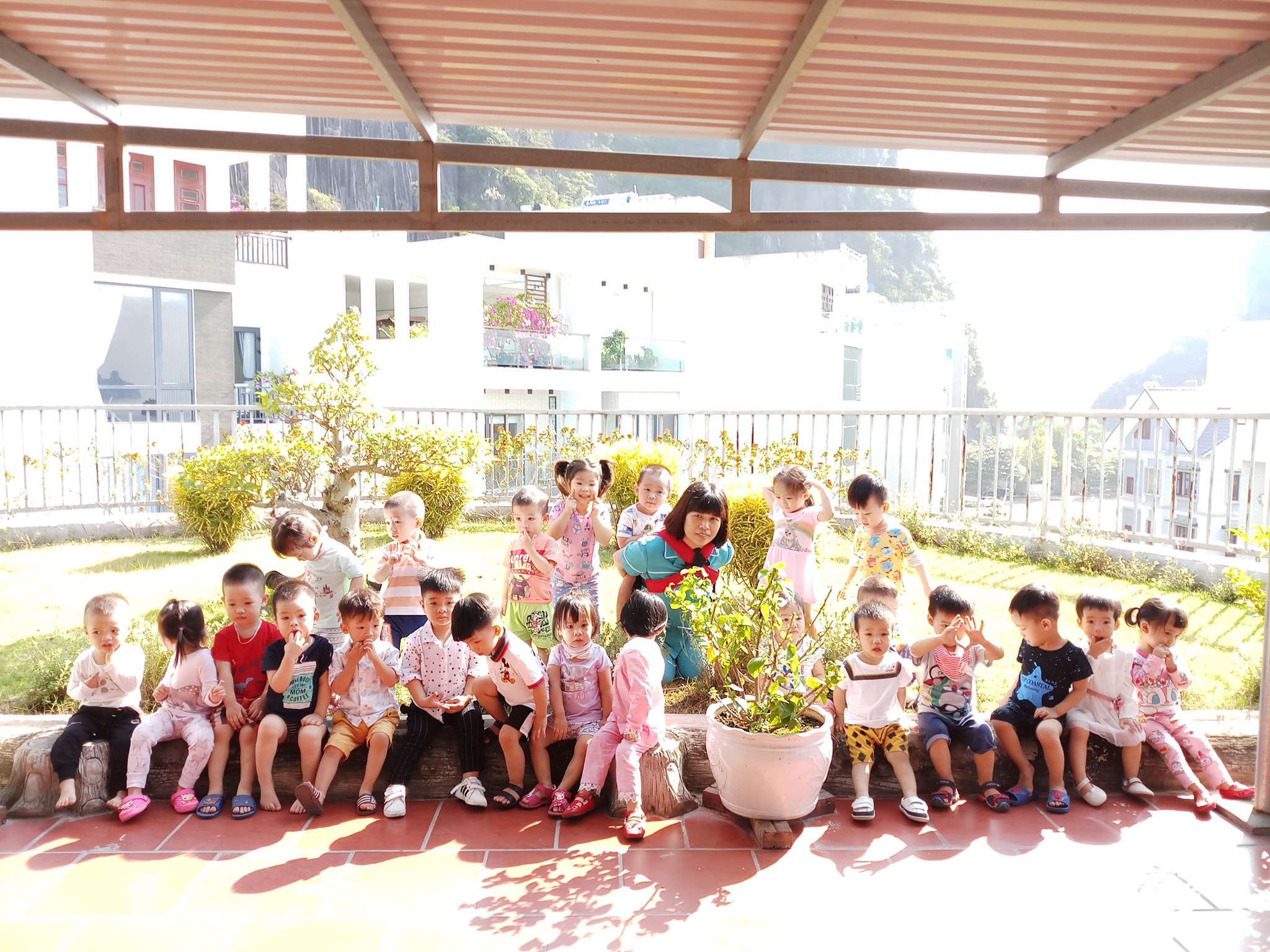 Một buổi tham quan ngoài trời của trẻ lớp nhà trẻ, Trường Mầm non Family, TP Hạ Long.