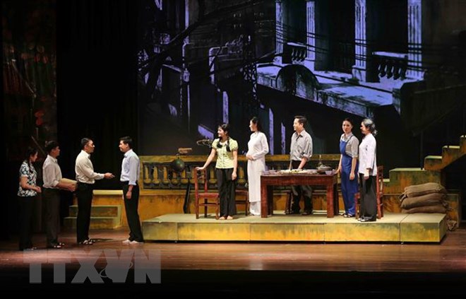Một cảnh trong vở kịch 'Ngôi nhà trong thành phố' của tác giả Xuân Tình biểu diễn tại Liên hoan. (Ảnh: Thành Đạt/TTXVN)