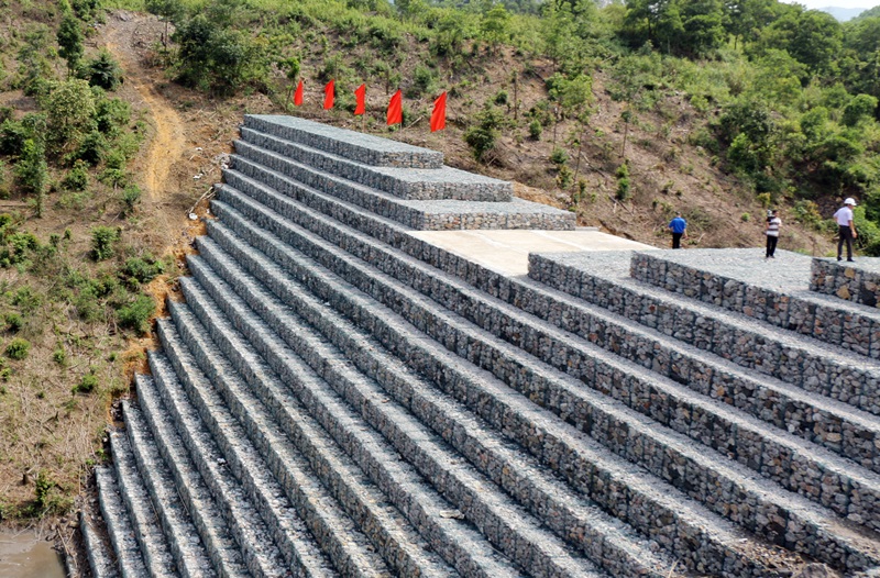 Công trình đập ngăn đất đá số 8, chân bãi thải Bàng Nâu, Công ty CP Than Cao Sơn. Được  khánh thành vào tháng 8/2018, Công trình này đi vào hoạt động sẽ đảm bảo an toàn mùa mưa bão tại bãi thải Bàng Nâu.
