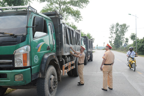 Đợt ra quân kiểm soát phương tiện chở hàng hóa quá tải trọng lần này, TX Quảng Yên kiên quyết xử lý nghiêm xe vi phạm 