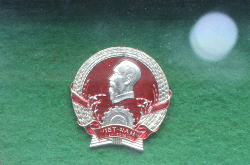 Huy hiệu Bác Hồ trao cho công nhân mỏ. Tư liệu do gia đình Anh hùng Trịnh Văn Nghinh cung cấp.