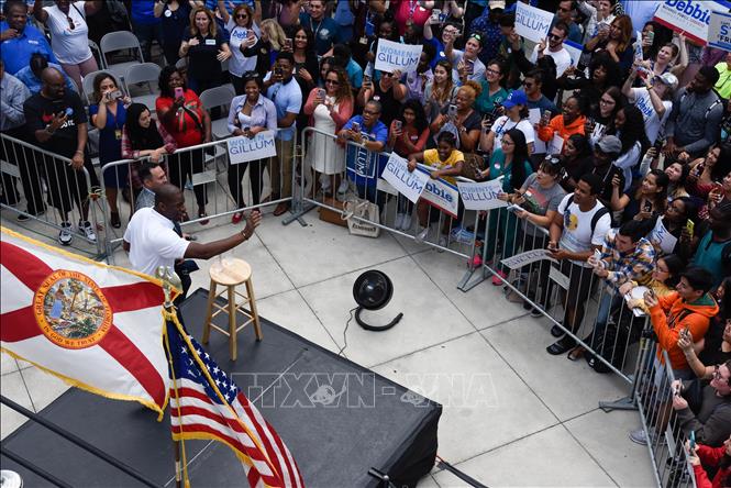 Ứng viên Đảng Dân chủ cho chức Thống đốc bang Florida Andrew Gillum trong cuộc vận động tranh cử ở Miami, Florida, ngày 1/11/2018. Ảnh: AFP/TTXVN