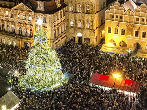 Du khách sẽ được đắm chìm vào không gian lễ hội với những buổi hòa nhạc được tổ chức ngay trên đường phố tại khu chợ giáng sinh Prague