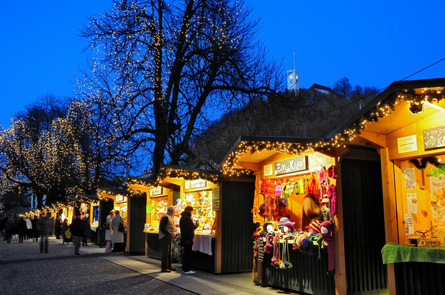 Cả khu chợ Ljubljana ngập chìm trong hương thơm của bánh ngọt, hạt dẻ rang và rượu nóng