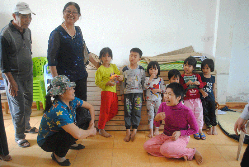 Đoàn thăm trẻ em tại Tu viện