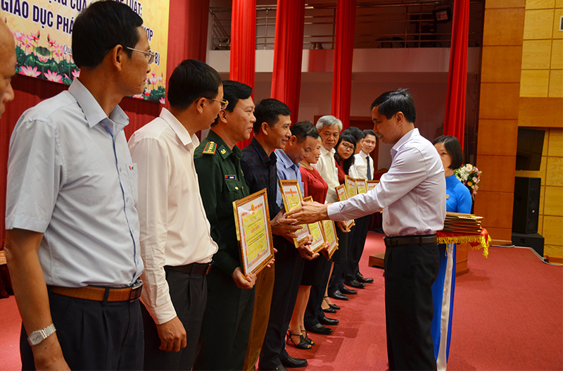 Đồng chí Vũ Văn Diện, Phó Chủ tịch UBND tỉnh tặng Bằng khen của UBND tỉnh cho các tập thể đạt thành tích xuất sắc 