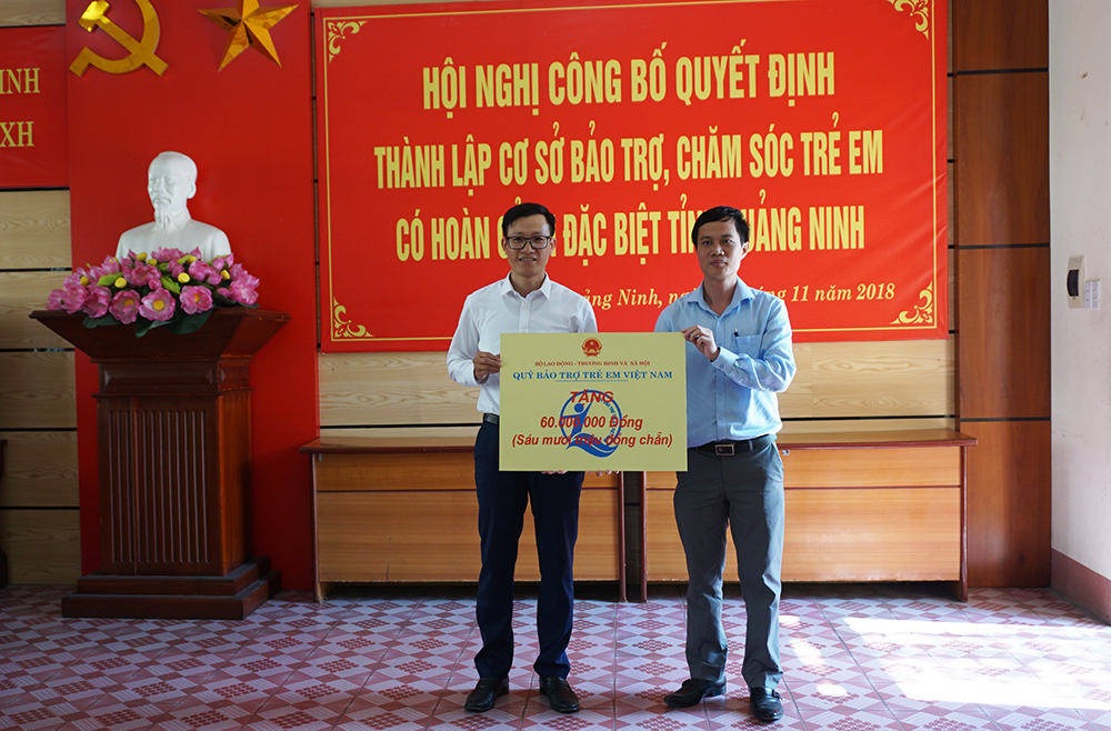 Nhân dịp này Quỹ Bảo trợ trẻ em Việt Nam cũng gửi tặng Cơ sở chăm sóc, bảo trợ trẻ em tỉnh 60 triệu đồng.