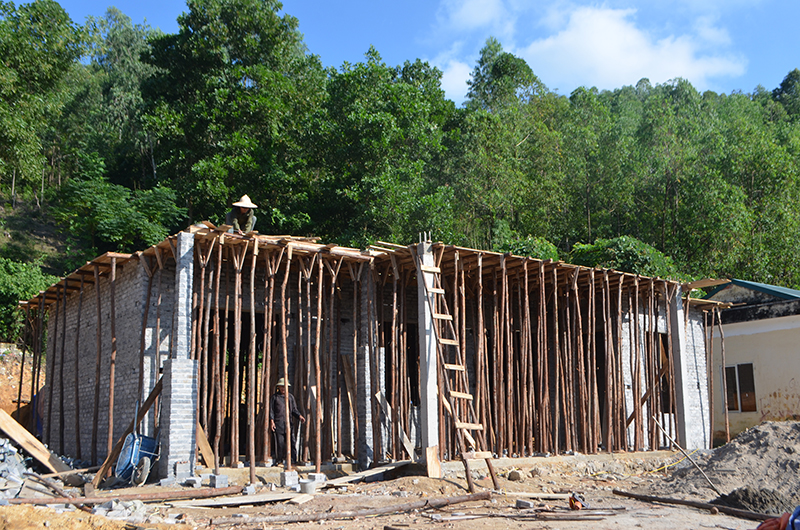 Nhà Văn hóa thôn Nà Sắn, xã Bản Sen (Vân Đồn) đang được xây dựng.