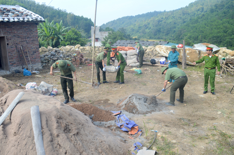 Một ngày lao động nhộn nhịp của các chiến sí công an huyện Bình Liêu giúp gia đình anh Chìu Quay Thím, thôn Kéo Chản, xã Đồng Tâm xây nhà.  