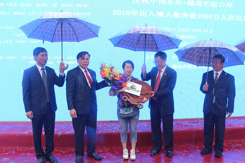 lãnh đạo TP Móng Cái (Việt Nam) và TP Đông Hưng (Trung Quốc) đã tổ chức đón tiếp và tặng hoa vị khách 