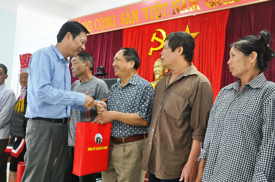 Đồng chí Bí thư Tỉnh ủy, Chủ tịch HĐND tỉnh đã tặng quà cho các gia đình chính sách trên địa bàn xã Hoành Mô.