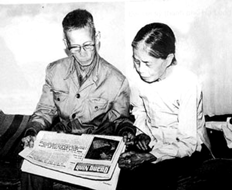 Ông Đặng Châu Tuệ và bà Vũ Thị Mai trong lần trở lại thăm Báo Quảng Ninh, năm 1984. Ảnh tư liệu của Bảo tàng Quảng Ninh.