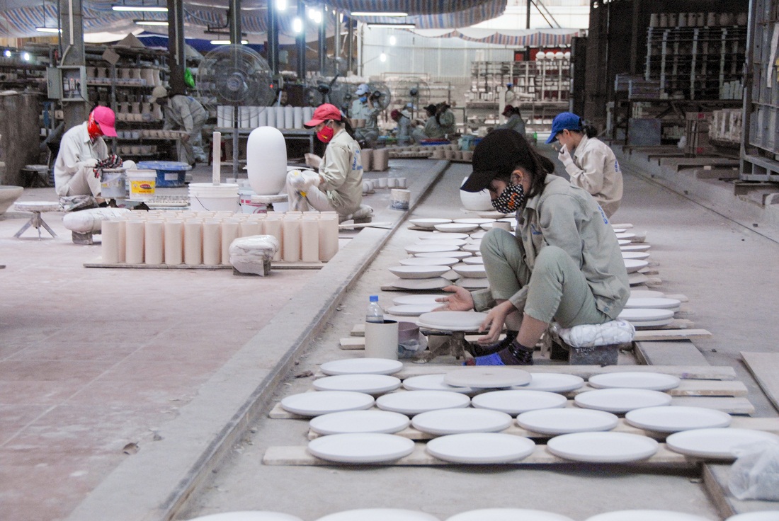 Nhiều lao động sau khi được đào tạo nghề gốm đã vào làm việc tại Công ty Gốm Quang Vinh (phường Mạo Khê, TX Đông Triều).