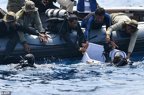 Các thợ lặn tìm kiếm hộp đen. (ẢNh: AFP)