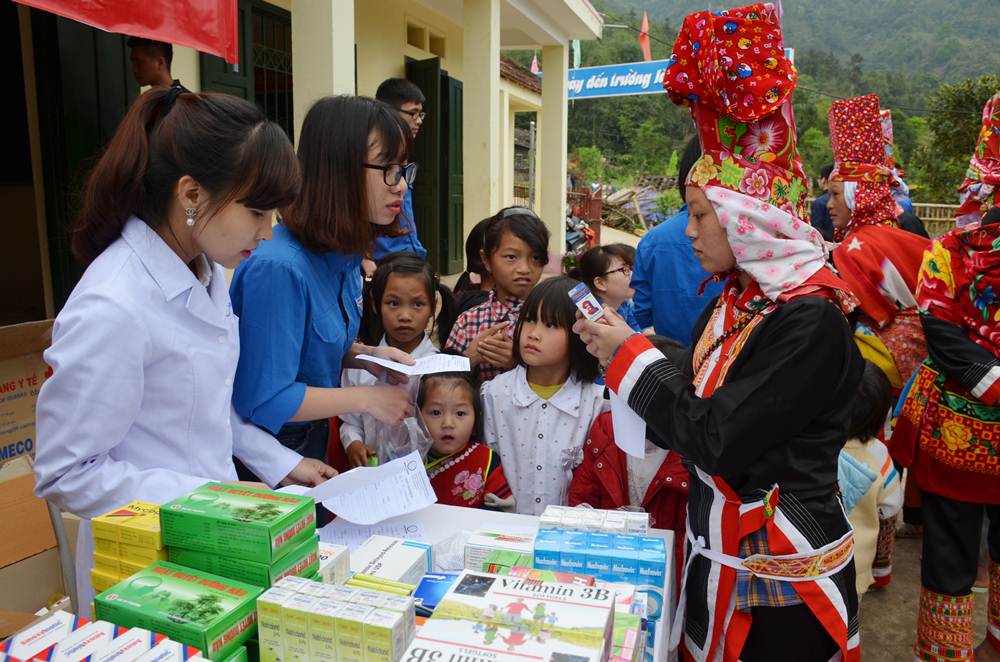 Cụm đoàn số 4, Đoàn TN Sở Y tế, Đoàn TN Bệnh viện Sản Nhi Quảng Ninh phát thuốc miễn phí cho người dân Bình Liêu. Ảnh: Nguyễn Hoa.