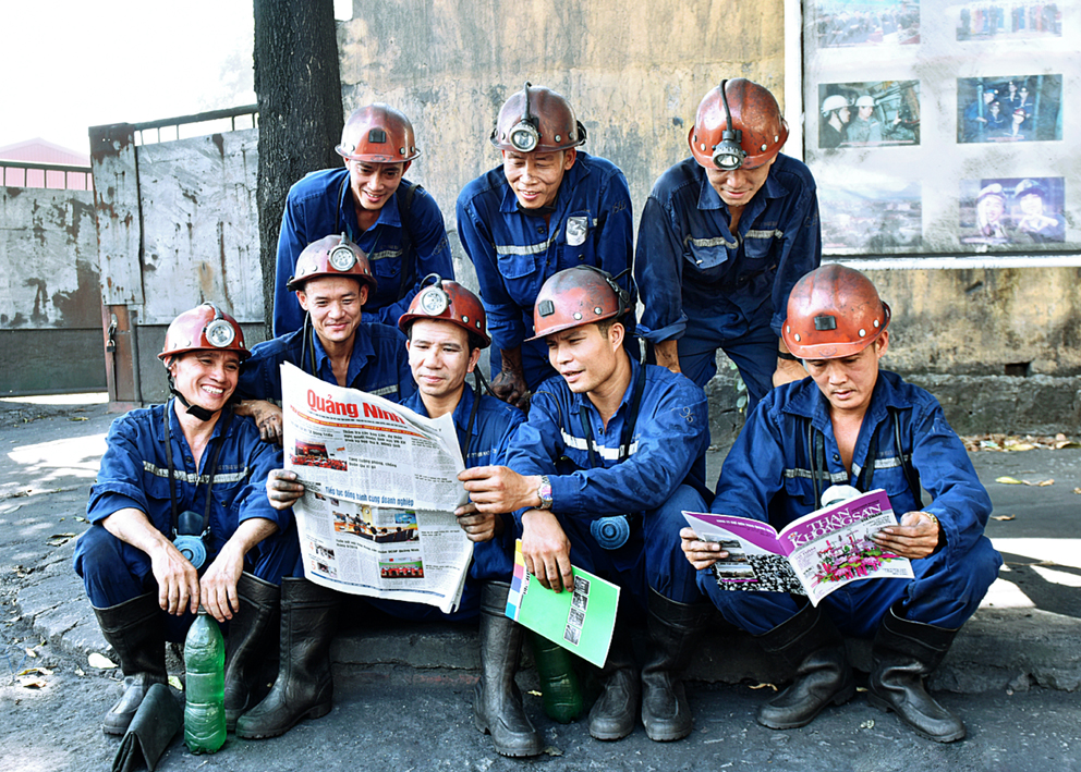 Thợ mỏ Công ty Than Mạo Khê đọc Báo Quảng Ninh và tạp chí Than- Khoáng sản Việt Nam sau giờ tan ca. Ảnh: Phạm Mạnh Hùng (CTV).