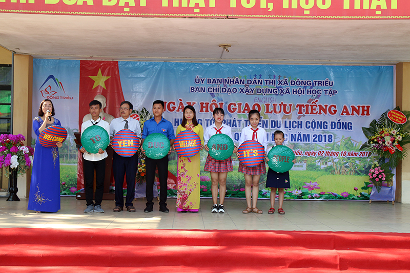 Chị Dương Thị Mến (đầu tiên bên trái) tham gia Ngày hội giao lưu tiếng Anh.