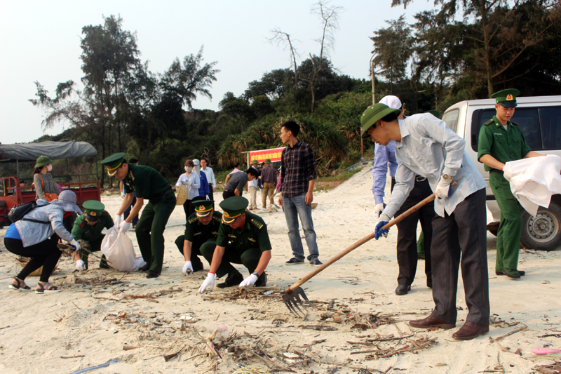 Các lực lượng tham thu gom rác thải làm sạch bãi biển Minh Châu.